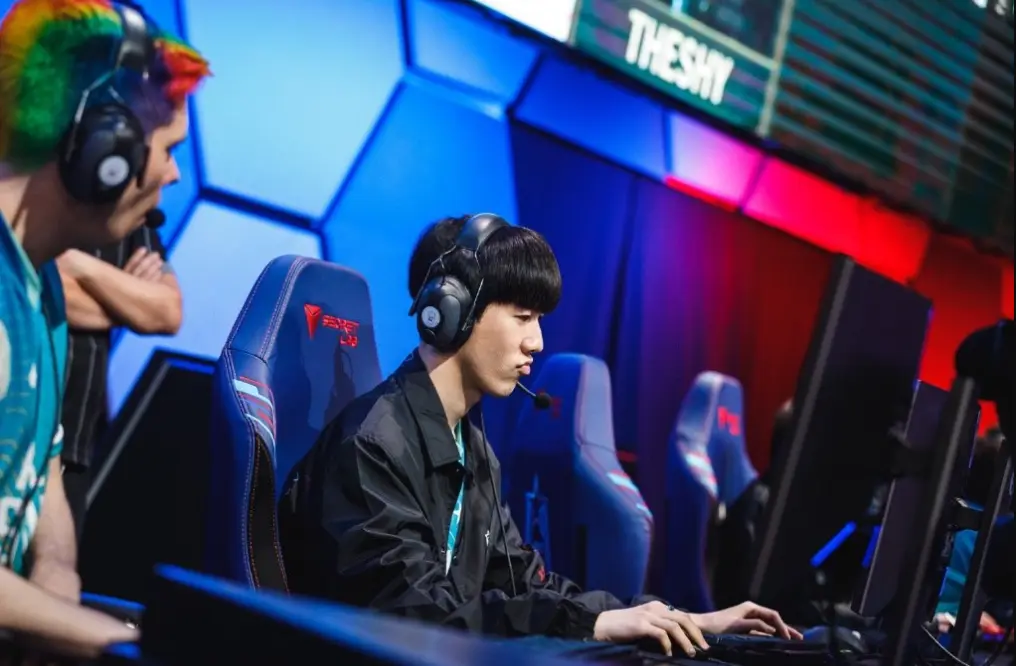 包含刚刚！TheShy新星战术调整表现惊艳今夜金州勇士调整名单以备欧篮联，清晨瓦伦西亚绝杀压哨的词条